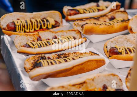 Hotdogs, Wurst mit Senf in Brötchen und Ketchup. Stockfoto