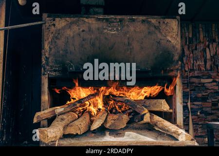 Brennende Holzstämme Unter Dem Pizzaofen. Stockfoto