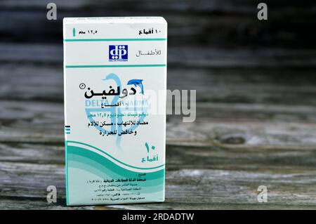 Kairo, Ägypten, Juni 26 2023: Dolphin 12,5 mg 10 Supp. Diclofenac-Natrium, analgetisch, nichtopioid, antipyretisch, nichtsteroidales Antiphlogistikum (NSAID) Stockfoto