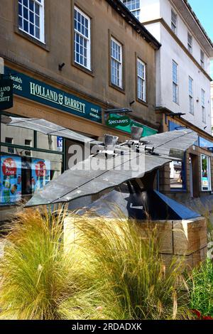 Statue des Stringfellows-Flugzeugs entlang Fore Street, Chard, Somerset, Großbritannien, Europa. Stockfoto