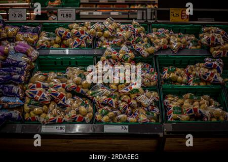 Frisches Obst und Gemüse auf dem Regal im Supermarkt. London England Stockfoto