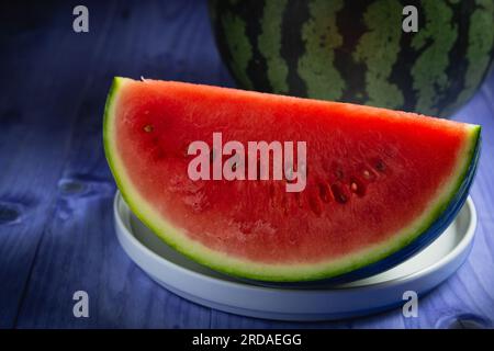 Scheiben von Wassermelonen auf blauem Hintergrund Stockfoto