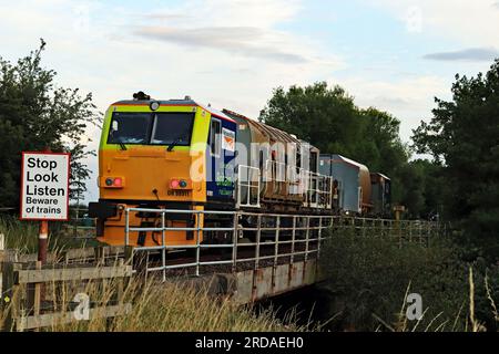 In Rufford überquert ein Mehrzweckfahrzeugzug den Fluss Douglas. Der Zug war so ausgerüstet, dass er Unkrautvernichter entlang der Bahnlinien versprühen konnte. Stockfoto