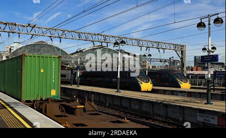 Ein teilweise beladener Containerzug fährt am Bahnsteig 13 in Manchester Piccadilly vorbei, der Zug ist der 09,20-km-Zug von Trafford Park nach Southampton Stockfoto