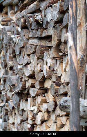 Foto von einer Menge Brennholz, das senkrecht in Reihen übereinander liegt. Stockfoto