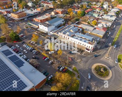 Blick aus der Vogelperspektive auf einen Parkplatz des Einkaufszentrums neben einer Straßenlandschaft mit historischen Gebäuden in Castlemaine im Zentrum von Victoria, Australien Stockfoto
