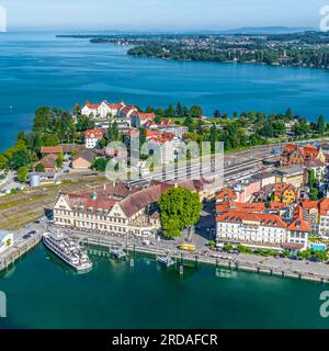 Der berühmte Hafeneingang von Lindau am Bodensee von oben Stockfoto