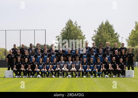 (Über L-R:), Kevin Monsere vom Club, Pascal Plovie vom Club, Raphael Onyedika vom Club, Maxime De Cuyper vom Club, Hugo Vetlesen vom Club, Casper Nielsen vom Club, Denis Odoi vom Club, Romeo Vermant vom Club, Kamal Sowah des Clubs, Antonio Nusa des Clubs, Jorne Spileers des Clubs, Andreas Skov Olsen des Clubs, Tajon Buchanan des Clubs, Cisse Sandra des Clubs, Rudy Heylen, Teammanager des Clubs Michael Vijverman, (Middle L-R:), Physical Coach des Clubs Eddie Rob, Physical Coach des Clubs, Matthiel Bernnaert, Video Club Matthiel, Matthias Ordnnasche, Der Club ist Brandon Mechele Stockfoto