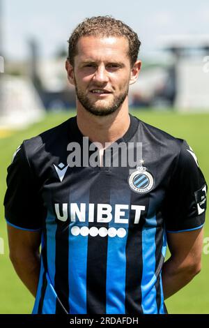 Knokke Heist, Belgien. 18. Juli 2023. Mats Rits des Clubs posiert für ein Porträtfoto beim Fotoshooting des belgischen Jupiler Pro League Teams Club Brügge KV aus der Saison 2023-2024, Dienstag, den 18. Juli 2023 in Knokke-Heist. BELGA PHOTO LUC CLAESSEN Credit: Belga News Agency/Alamy Live News Stockfoto