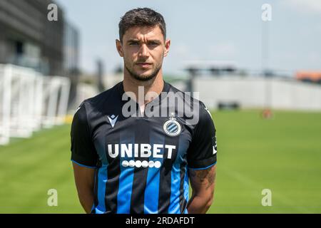 Knokke Heist, Belgien. 18. Juli 2023. Roman Yaremchuk des Clubs posiert für ein Porträtfoto beim Fotoshooting des belgischen Jupiler Pro League Teams Club Brügge KV aus der Saison 2023-2024, Dienstag, den 18. Juli 2023 in Knokke-Heist. BELGA PHOTO LUC CLAESSEN Credit: Belga News Agency/Alamy Live News Stockfoto