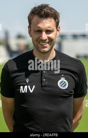 Knokke Heist, Belgien. 18. Juli 2023. Teammanager Michael Vijverman posiert für ein Porträtfoto beim Fotoshooting des belgischen Jupiler Pro League Teams Club Brugge KV aus der Saison 2023-2024, Dienstag, den 18. Juli 2023 in Knokke-Heist. BELGA PHOTO LUC CLAESSEN Credit: Belga News Agency/Alamy Live News Stockfoto