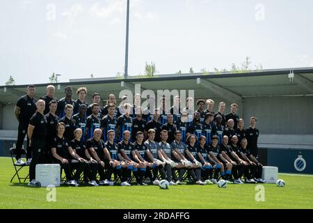 (Über L-R:), Kevin Monsere vom Club, Pascal Plovie vom Club, Raphael Onyedika vom Club, Maxime De Cuyper vom Club, Hugo Vetlesen vom Club, Casper Nielsen vom Club, Denis Odoi vom Club, Romeo Vermant vom Club, Kamal Sowah des Clubs, Antonio Nusa des Clubs, Jorne Spileers des Clubs, Andreas Skov Olsen des Clubs, Tajon Buchanan des Clubs, Cisse Sandra des Clubs, Rudy Heylen, Teammanager des Clubs Michael Vijverman, (Middle L-R:), Physical Coach des Clubs Eddie Rob, Physical Coach des Clubs, Matthiel Bernnaert, Video Club Matthiel, Matthias Ordnnasche, Der Club ist Brandon Mechele Stockfoto