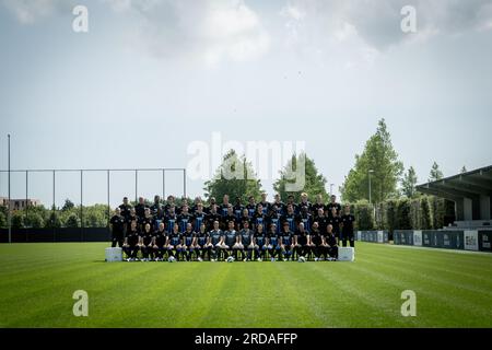 (Über L-R:), Kevin Monsere vom Club, Pascal Plovie vom Club, Raphael Onyedika vom Club, Maxime De Cuyper vom Club, Hugo Vetlesen vom Club, Casper Nielsen vom Club, Denis Odoi vom Club, Romeo Vermant vom Club, Kamal Sowah des Clubs, Antonio Nusa des Clubs, Jorne Spileers des Clubs, Andreas Skov Olsen des Clubs, Tajon Buchanan des Clubs, Cisse Sandra des Clubs, Rudy Heylen, Teammanager des Clubs Michael Vijverman, (Middle L-R:), Physical Coach des Clubs Eddie Rob, Physical Coach des Clubs, Matthiel Bernnaert, Video Club Matthiel, Matthias Ordnnasche, Der Club ist Brandon Mechele Stockfoto