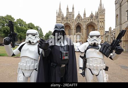 Peterborough, Großbritannien. 18. Juli 2023. Darth Vadar und Sturmtruppen posieren vor der Peterborough Cathedral, bevor eine der größten Star Wars privaten Fansammlungen der Welt ab dem 19. Juli in der herrlichen Peterborough Cathedral zu sehen ist. Die Ausstellung, inoffizielle Galaxien, in der Peterborough Cathedral, umfasst über 120 Ausstellungen, darunter ein lebensgroßer Land Speeder neben seltenen Star Wars-Spielzeugen und -Gegenständen. Peterborough, Cambridgeshire, Großbritannien. Kredit: Paul Marriott/Alamy Live News Stockfoto
