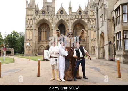 Peterborough, Großbritannien. 18. Juli 2023. Luke Skywalker, Prinzessin Leia, Chewbacca und Han Solo posieren vor der Peterborough Cathedral, bevor eine der größten Star Wars privaten Fansammlungen der Welt in der herrlichen Peterborough Cathedral ab dem 19. Juli zu sehen ist. Die Ausstellung, inoffizielle Galaxien, in der Peterborough Cathedral, umfasst über 120 Ausstellungen, darunter ein lebensgroßer Land Speeder neben seltenen Star Wars-Spielzeugen und -Gegenständen. Peterborough, Cambridgeshire, Großbritannien. Kredit: Paul Marriott/Alamy Live News Stockfoto