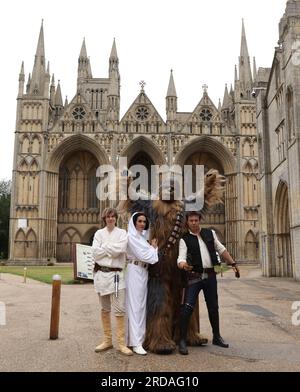 Peterborough, Großbritannien. 18. Juli 2023. Luke Skywalker, Prinzessin Leia, Chewbacca und Han Solo posieren vor der Peterborough Cathedral, bevor eine der größten Star Wars privaten Fansammlungen der Welt in der herrlichen Peterborough Cathedral ab dem 19. Juli zu sehen ist. Die Ausstellung, inoffizielle Galaxien, in der Peterborough Cathedral, umfasst über 120 Ausstellungen, darunter ein lebensgroßer Land Speeder neben seltenen Star Wars-Spielzeugen und -Gegenständen. Peterborough, Cambridgeshire, Großbritannien. Kredit: Paul Marriott/Alamy Live News Stockfoto