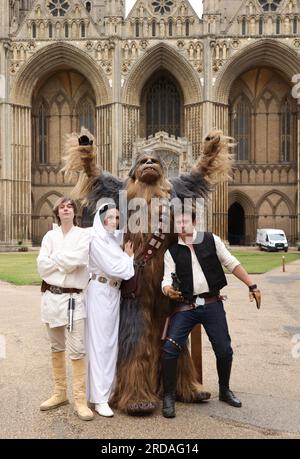 Peterborough, Großbritannien. 18. Juli 2023. Luke Skywalker, Prinzessin Leia, Chewbacca und Han Solo posieren vor der Peterborough Cathedral, bevor eine der größten Star Wars privaten Fansammlungen der Welt in der herrlichen Peterborough Cathedral ab dem 19. Juli zu sehen ist. Die Ausstellung, inoffizielle Galaxien, in der Peterborough Cathedral, umfasst über 120 Ausstellungen, darunter ein lebensgroßer Land Speeder neben seltenen Star Wars-Spielzeugen und -Gegenständen. Peterborough, Cambridgeshire, Großbritannien. Kredit: Paul Marriott/Alamy Live News Stockfoto