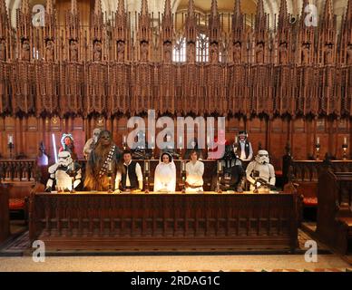 Peterborough, Großbritannien. 18. Juli 2023. Figuren wie Darth Vader, Stormtroopers, Luke Skywalker, Prinzessin Leia, Chewbacca Han Solo im Inneren der Peterborough Kathedrale bevor eine der größten Star Wars privaten Fansammlungen der Welt gesehen werden kann in der herrlichen Peterborough Kathedrale ab dem 19. Juli. Die Ausstellung, inoffizielle Galaxien, in der Peterborough Cathedral, umfasst über 120 Ausstellungen, darunter ein lebensgroßer Land Speeder neben seltenen Star Wars-Spielzeugen und -Gegenständen. Peterborough, Cambridgeshire, Großbritannien. Kredit: Paul Marriott/Alamy Live News Stockfoto