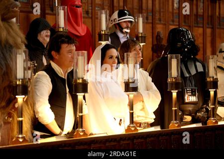 Peterborough, Großbritannien. 18. Juli 2023. Figuren wie Darth Vader, Stormtroopers, Luke Skywalker, Prinzessin Leia, Chewbacca Han Solo im Inneren der Peterborough Kathedrale bevor eine der größten Star Wars privaten Fansammlungen der Welt gesehen werden kann in der herrlichen Peterborough Kathedrale ab dem 19. Juli. Die Ausstellung, inoffizielle Galaxien, in der Peterborough Cathedral, umfasst über 120 Ausstellungen, darunter ein lebensgroßer Land Speeder neben seltenen Star Wars-Spielzeugen und -Gegenständen. Peterborough, Cambridgeshire, Großbritannien. Kredit: Paul Marriott/Alamy Live News Stockfoto