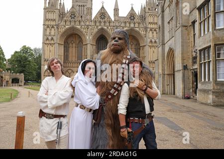 Peterborough, Großbritannien. 18. Juli 2023. Luke Skywalker, Prinzessin Leia, Chewbacca und Han Solo posieren vor der Peterborough Cathedral, bevor eine der größten Star Wars privaten Fansammlungen der Welt in der herrlichen Peterborough Cathedral ab dem 19. Juli zu sehen ist. Die Ausstellung, inoffizielle Galaxien, in der Peterborough Cathedral, umfasst über 120 Ausstellungen, darunter ein lebensgroßer Land Speeder neben seltenen Star Wars-Spielzeugen und -Gegenständen. Peterborough, Cambridgeshire, Großbritannien. Kredit: Paul Marriott/Alamy Live News Stockfoto