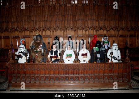 Peterborough, Großbritannien. 18. Juli 2023. Figuren wie Darth Vader, Stormtroopers, Luke Skywalker, Prinzessin Leia, Chewbacca Han Solo im Inneren der Peterborough Kathedrale bevor eine der größten Star Wars privaten Fansammlungen der Welt gesehen werden kann in der herrlichen Peterborough Kathedrale ab dem 19. Juli. Die Ausstellung, inoffizielle Galaxien, in der Peterborough Cathedral, umfasst über 120 Ausstellungen, darunter ein lebensgroßer Land Speeder neben seltenen Star Wars-Spielzeugen und -Gegenständen. Peterborough, Cambridgeshire, Großbritannien. Kredit: Paul Marriott/Alamy Live News Stockfoto