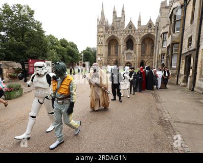 Peterborough, Großbritannien. 18. Juli 2023. Eine der größten Star Wars privaten Fansammlungen der Welt ist ab dem 19. Juli in der herrlichen Peterborough Kathedrale zu sehen. Die Ausstellung, inoffizielle Galaxien, in der Peterborough Cathedral, umfasst über 120 Ausstellungen, darunter ein lebensgroßer Land Speeder neben seltenen Star Wars-Spielzeugen und -Gegenständen. Peterborough, Cambridgeshire, Großbritannien. Kredit: Paul Marriott/Alamy Live News Stockfoto