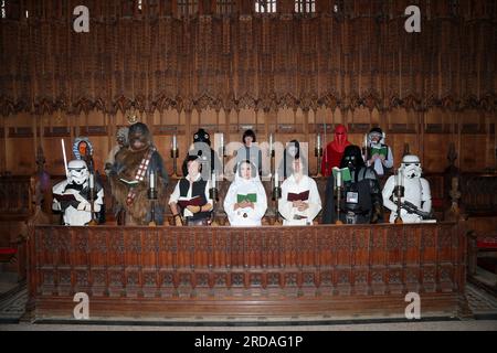 Peterborough, Großbritannien. 18. Juli 2023. Figuren wie Darth Vader, Stormtroopers, Luke Skywalker, Prinzessin Leia, Chewbacca Han Solo im Inneren der Peterborough Kathedrale bevor eine der größten Star Wars privaten Fansammlungen der Welt gesehen werden kann in der herrlichen Peterborough Kathedrale ab dem 19. Juli. Die Ausstellung, inoffizielle Galaxien, in der Peterborough Cathedral, umfasst über 120 Ausstellungen, darunter ein lebensgroßer Land Speeder neben seltenen Star Wars-Spielzeugen und -Gegenständen. Peterborough, Cambridgeshire, Großbritannien. Kredit: Paul Marriott/Alamy Live News Stockfoto