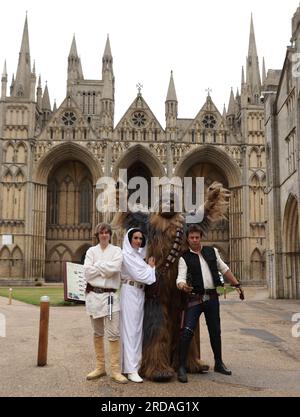 Peterborough, Großbritannien. 18. Juli 2023. Luke Skywalker, Prinzessin Leia, Chewbacca und Han Solo posieren vor der Peterborough Cathedral, bevor eine der größten Star Wars privaten Fansammlungen der Welt in der herrlichen Peterborough Cathedral ab dem 19. Juli zu sehen ist. Die Ausstellung, inoffizielle Galaxien, in der Peterborough Cathedral, umfasst über 120 Ausstellungen, darunter ein lebensgroßer Land Speeder neben seltenen Star Wars-Spielzeugen und -Gegenständen. Peterborough, Cambridgeshire, Großbritannien. Kredit: Paul Marriott/Alamy Live News Stockfoto