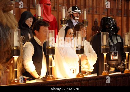 Peterborough, Großbritannien. 18. Juli 2023. Figuren wie Darth Vader, Stormtroopers, Luke Skywalker, Prinzessin Leia, Chewbacca Han Solo im Inneren der Peterborough Kathedrale bevor eine der größten Star Wars privaten Fansammlungen der Welt gesehen werden kann in der herrlichen Peterborough Kathedrale ab dem 19. Juli. Die Ausstellung, inoffizielle Galaxien, in der Peterborough Cathedral, umfasst über 120 Ausstellungen, darunter ein lebensgroßer Land Speeder neben seltenen Star Wars-Spielzeugen und -Gegenständen. Peterborough, Cambridgeshire, Großbritannien. Kredit: Paul Marriott/Alamy Live News Stockfoto