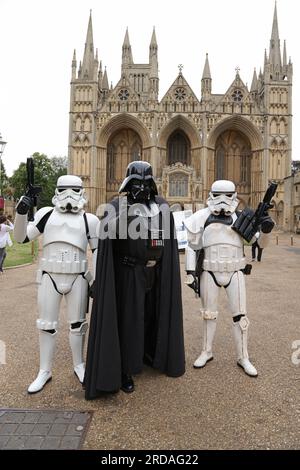 Peterborough, Großbritannien. 18. Juli 2023. Darth Vadar und Sturmtruppen posieren vor der Peterborough Cathedral, bevor eine der größten Star Wars privaten Fansammlungen der Welt ab dem 19. Juli in der herrlichen Peterborough Cathedral zu sehen ist. Die Ausstellung, inoffizielle Galaxien, in der Peterborough Cathedral, umfasst über 120 Ausstellungen, darunter ein lebensgroßer Land Speeder neben seltenen Star Wars-Spielzeugen und -Gegenständen. Peterborough, Cambridgeshire, Großbritannien. Kredit: Paul Marriott/Alamy Live News Stockfoto