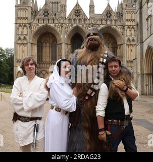 Peterborough, Großbritannien. 18. Juli 2023. Luke Skywalker, Prinzessin Leia, Chewbacca und Han Solo posieren vor der Peterborough Cathedral, bevor eine der größten Star Wars privaten Fansammlungen der Welt in der herrlichen Peterborough Cathedral ab dem 19. Juli zu sehen ist. Die Ausstellung, inoffizielle Galaxien, in der Peterborough Cathedral, umfasst über 120 Ausstellungen, darunter ein lebensgroßer Land Speeder neben seltenen Star Wars-Spielzeugen und -Gegenständen. Peterborough, Cambridgeshire, Großbritannien. Kredit: Paul Marriott/Alamy Live News Stockfoto