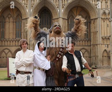 Peterborough, Großbritannien. 18. Juli 2023. Luke Skywalker, Prinzessin Leia, Chewbacca und Han Solo posieren vor der Peterborough Cathedral, bevor eine der größten Star Wars privaten Fansammlungen der Welt in der herrlichen Peterborough Cathedral ab dem 19. Juli zu sehen ist. Die Ausstellung, inoffizielle Galaxien, in der Peterborough Cathedral, umfasst über 120 Ausstellungen, darunter ein lebensgroßer Land Speeder neben seltenen Star Wars-Spielzeugen und -Gegenständen. Peterborough, Cambridgeshire, Großbritannien. Kredit: Paul Marriott/Alamy Live News Stockfoto