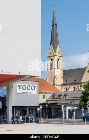 Villach, Österreich. Juli 18 2023. Außenansicht des Voco Hotel-Schilds im Stadtzentrum Stockfoto