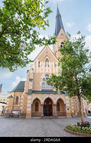 Villach, Österreich. Juli 18 2023. Die Außenfassade der Kirche St. Nicholas im Stadtzentrum Stockfoto