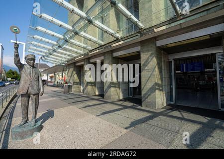 Villach, Österreich. Juli 18 2023. Blick von draußen auf den Eingang zum Bahnhof Villach Hbf im Stadtzentrum Stockfoto