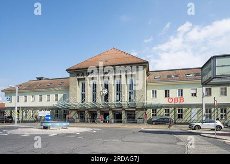 Villach, Österreich. Juli 18 2023. Außenansicht des Bahnhofsgebäudes Villach Hbf im Stadtzentrum Stockfoto