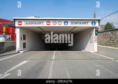 Villach, Österreich. Juli 18 2023. Der Eingang zu einer Tiefgarage im Stadtzentrum Stockfoto