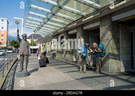 Villach, Österreich. Juli 18 2023. Blick von draußen auf den Eingang zum Bahnhof Villach Hbf im Stadtzentrum Stockfoto