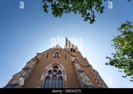 Villach, Österreich. Juli 18 2023. Die Außenfassade der Kirche St. Nicholas im Stadtzentrum Stockfoto