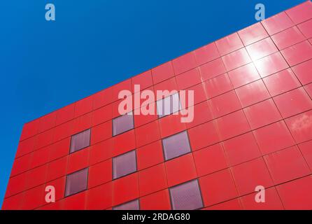Villach, Österreich. Juli 18 2023. Außenansicht der modernen Architektur des Kongresszentrums Stockfoto