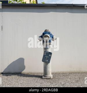 Villach, Österreich. Juli 18 2023. Ein Hydrant auf dem Bürgersteig in einer Straße im Stadtzentrum Stockfoto