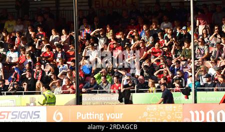 Fans während des Vorsaison-Freundschaftsspiels zwischen Crawley Town und Crystal Palace im Broadfield Stadium , Crawley , Großbritannien - 19. Juli 2023 Stockfoto