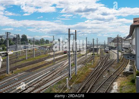 Villach, Österreich. Juli 18 2023. Panoramablick auf die Bahnsteige am Bahnhof im Stadtzentrum Stockfoto