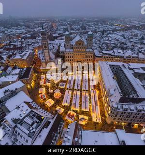 Romantischer Winterabend auf dem Augsburger weihnachtsmarkt am Rathaussplatz Stockfoto