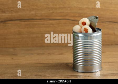 Frisches Lychee aus der Dose in Zuckersirup, konservierte Früchte auf dem braunen Tisch. Bereich für Text kopieren Stockfoto
