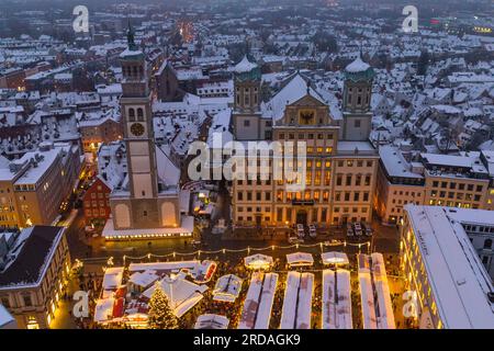 Romantischer Winterabend auf dem Augsburger weihnachtsmarkt am Rathaussplatz Stockfoto