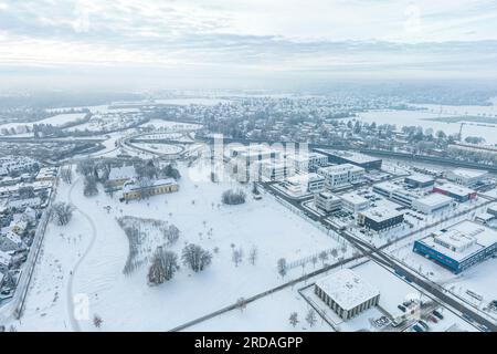 Winterlicher Blick auf das neue Viertel Sheridan Park im Westen Augsburgs in Bayern Stockfoto