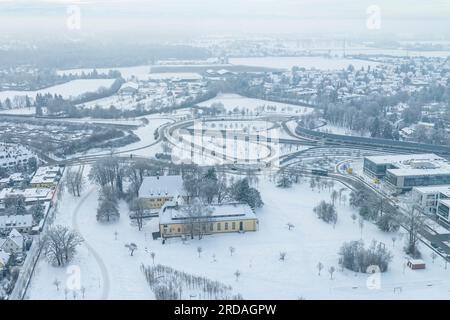 Winterlicher Blick auf das neue Viertel Sheridan Park im Westen Augsburgs in Bayern Stockfoto