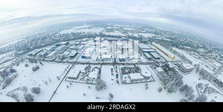 Winterlicher Blick auf das neue Viertel Sheridan Park im Westen Augsburgs in Bayern Stockfoto