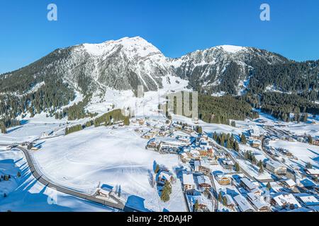 Blick aus der Vogelperspektive auf das winterliche Dorf Berwang in der touristischen Region Tiroler Zugspitz Arena Stockfoto